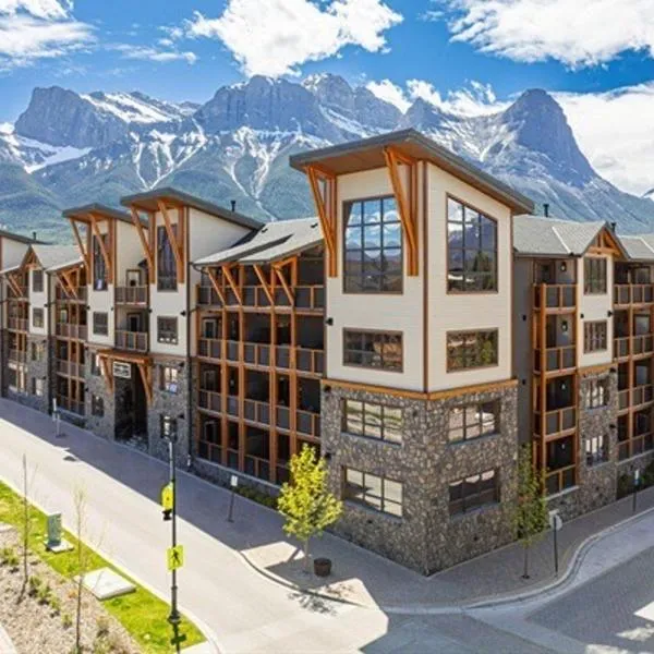 Luxury Mountain Haven Views Hot Tub Patio Spacious Quiet Central, hotel a Canmore