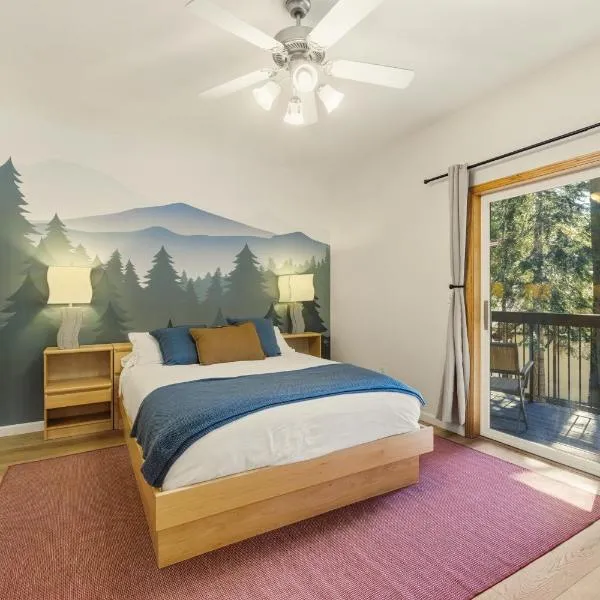 Walk to Trails | Pool, Pickleball & Spa, hotel din Olympic Valley