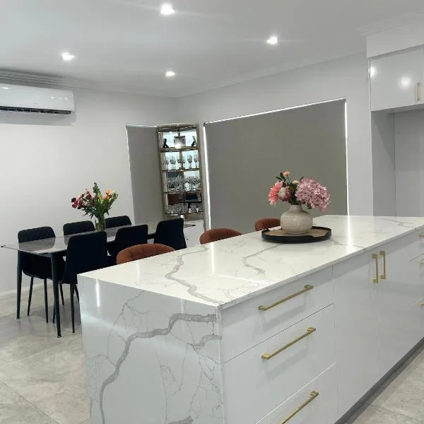 Cozy Getaway Luxe Retreat Home - 10 minutes to Perth CBD & Airport, отель в Перте