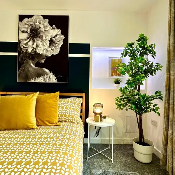 Massive New 8 bedroom House Sleeps up to 21 - Accepts Groups - Great Location - FREE Parking - Fast WiFi - Smart TVs - sleeps up to 21 people - Close to Bournemouth & Poole Town Centre & Sandbanks, Hotel in Bournemouth