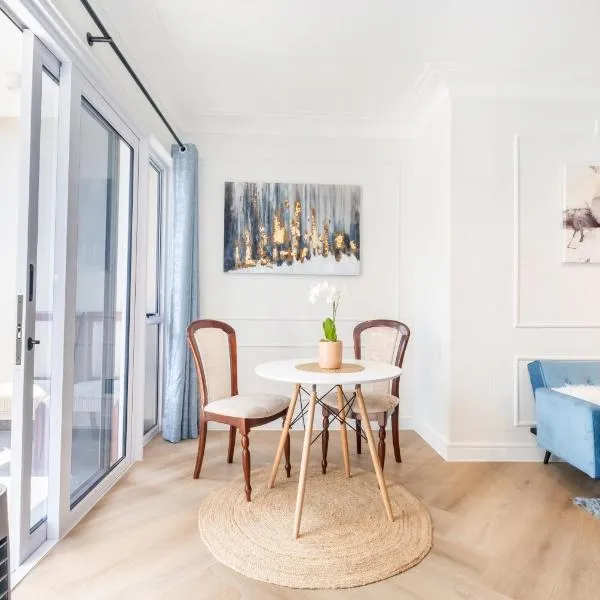 Modern 1 Bedroom ensuite with city views, separate living room, dining room and kitchen, Balcony, Solar power, inverter and fast WiFi, in historic De Waterkant, Cape Town, hotel in Cape Town