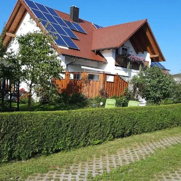 Ferienwohnung Maria Waldblick 95 qm,, hotel in Burtenbach