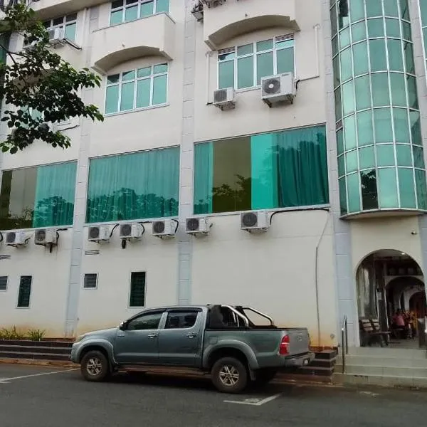 Sun Tree Hotel, hotelli kohteessa Kampong Kerayong