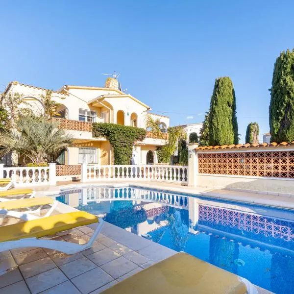 RESIDENCIA ALBERES -Apartamento completo con piscina, barbacoa, parking- B, Hotel in Empuriabrava
