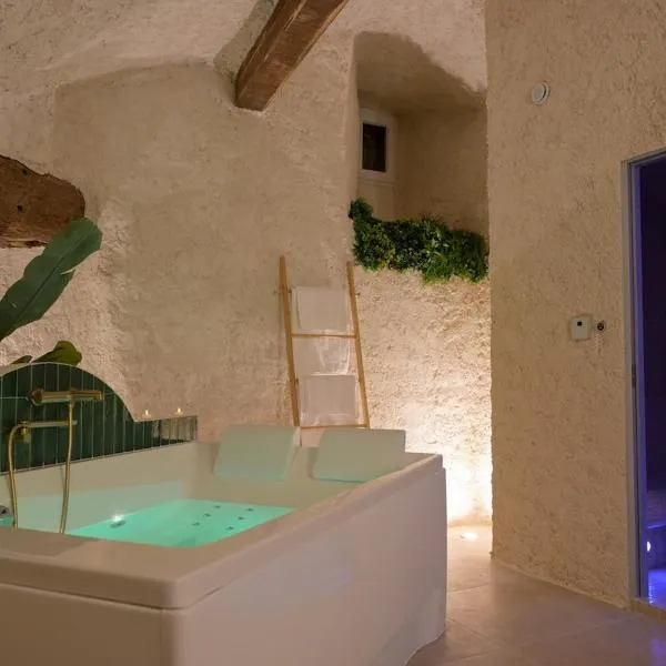 Les Voûtes - Loveroom Suite Spa Balnéo & Hammam Privatifs Atypique, hotel di Auriol