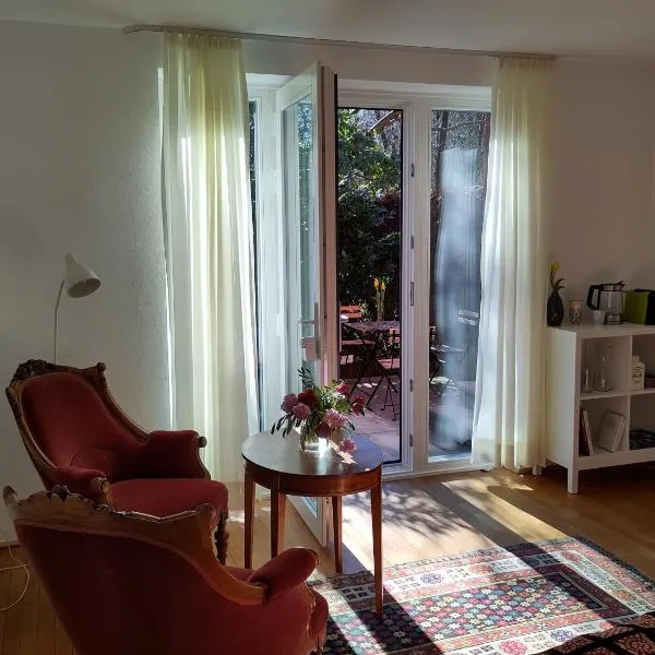 Zimmer am Ring - ruhiges Zimmer im Grünen, Frühstück auf eigener Terrasse mit Morgensonne und fußläufig zum Badeplatz Schwarzindien am Mondsee, Hotel in Sankt Lorenz