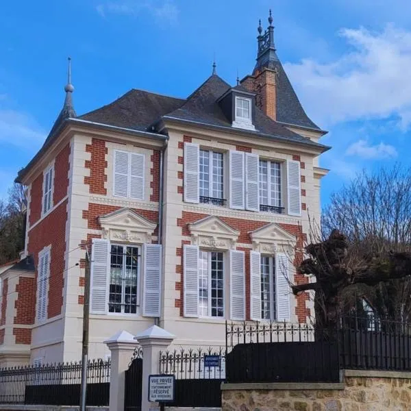 Appartement T2 dans un château du XVIIe bords de Marne La Varenne โรงแรมในChennevières-sur-Marne