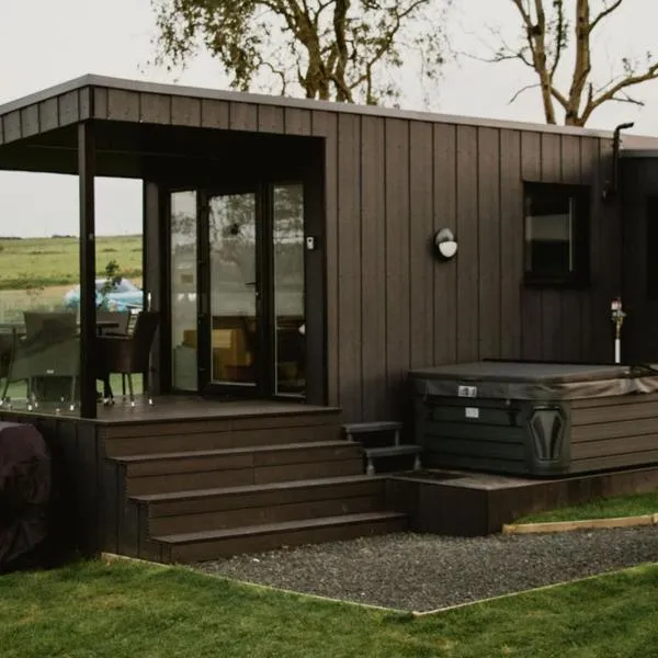Luxury Couples Glamping Pod with Private Hot Tub, Ballycastle North Coast, hotel v mestu Ballyvoy