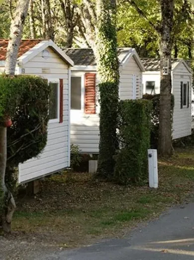 Camping des Cèpes, khách sạn ở La Salvetat