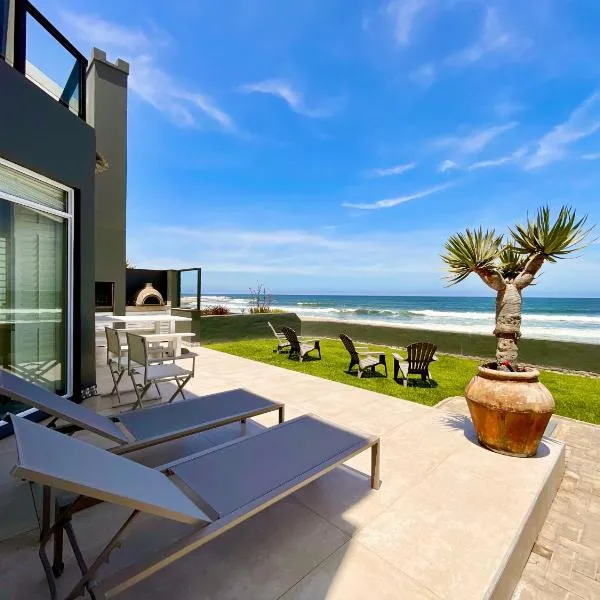 Pebble Beach Seafront Condo โรงแรมในซวาคอปมุนด์