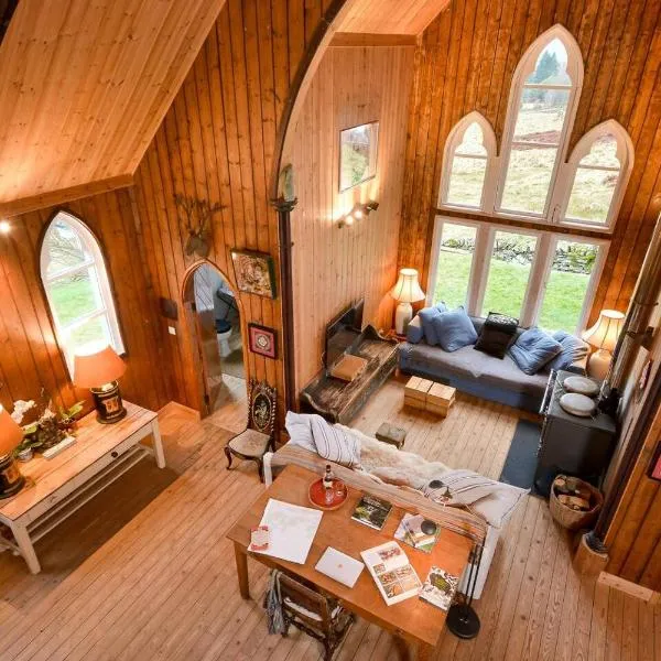 The Tabernacle, Design-led Converted Chapel with Hot Tub, Highland Perthshire, Hotel in Aberfeldy