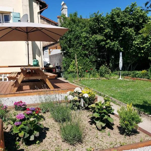 2Bed House Sleeps 4 - Parking Views 3min to Town, hotel din Confolens