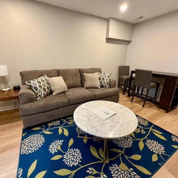 Aksarben Modern 1Bed ground level with parking, hotel in Omaha