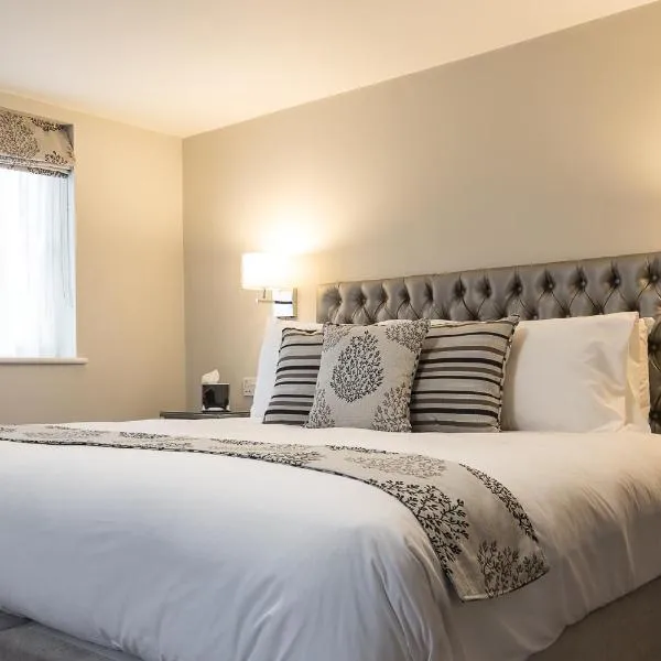 The Maple Manor Hotel and guest holiday parking, hotell i Crawley