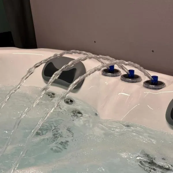 Romantic getaway with private hot tub – hotel w mieście Belfast