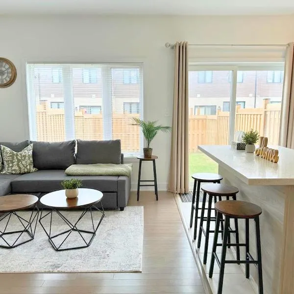 Cozy 3BR Barrie Hub - Private Yard - Easy 2-Car Parking, hotel a Barrie