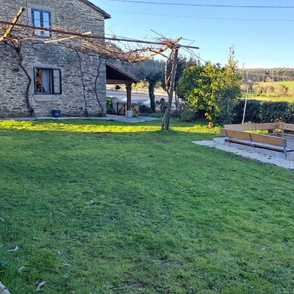 Rural Milia Arzúa - Transporte gratuíto desde la ciudad o conexión directa a pie desde el Camino، فندق في أرزوا