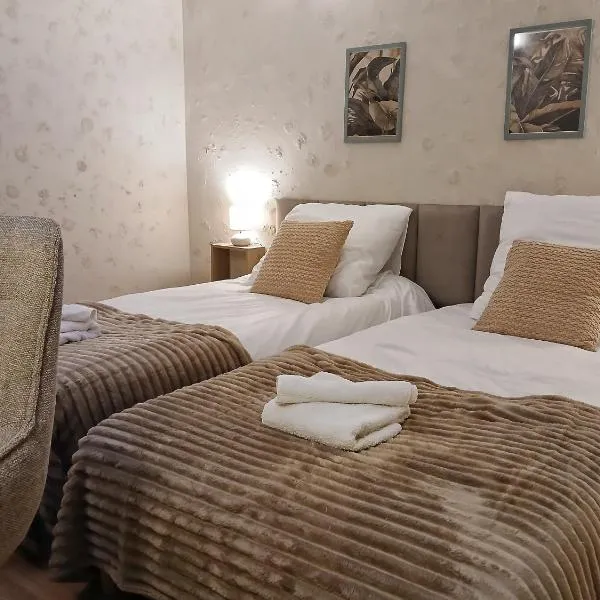 KRK stop near airport, khách sạn ở Cholerzyn