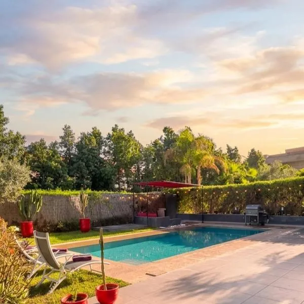 Villa Sara avec sa piscine et jardin โรงแรมในมาร์ราเกช