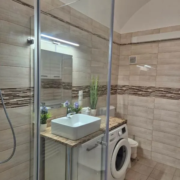 Downtown apartment with parking space, khách sạn ở Keszthely
