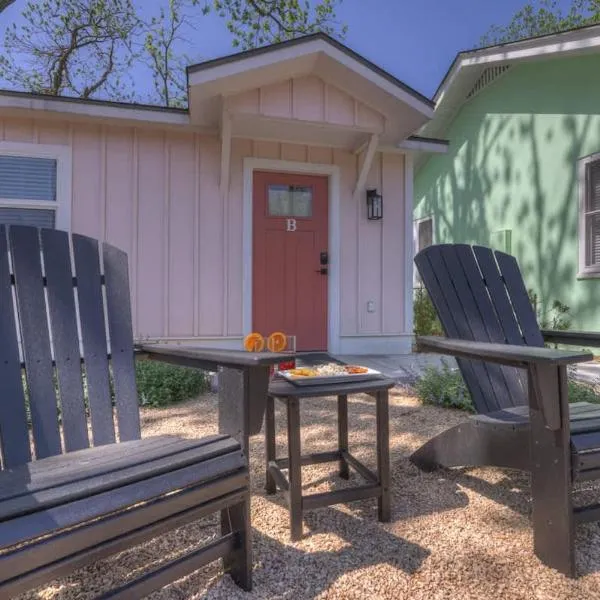 The Grove B Stylish Cottage - Walk to Main, hotel in Fredericksburg