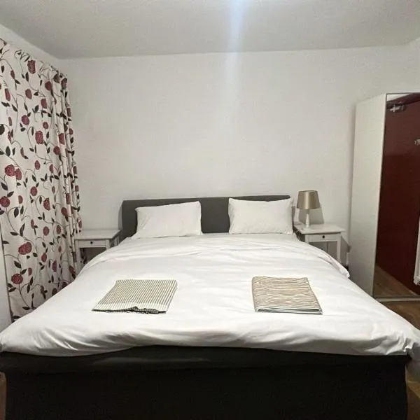 House - Sleeps 10 - Honor Oak Park Station 2 mins walk, hotell i London