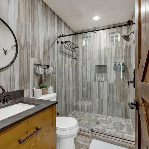 Southern Charm - Near Main With Hot Tub, hotel in Fredericksburg