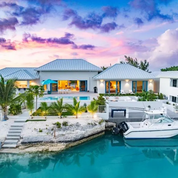 Wakesurf Villa Waterfront Retreat with Dock Kayaks and Pool โรงแรมในLeeward