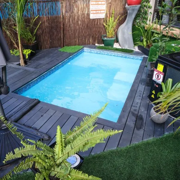 Luxury 2 Bedroom Airport Retreat, Heated Pool, 7 min from OR Tambo, hotelli kohteessa Benoni