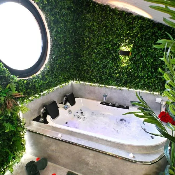 LOVE IN JUNGLE - Parenthèse spa avec vue unique, hotel i Le Barcarès
