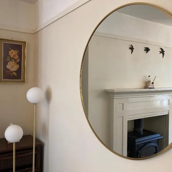Town House with Free Parking, hotel di Ennis