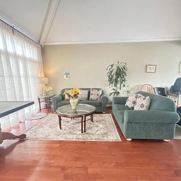 Spacious three bedrooms, Queenbeds entire House, free parking and wifi, hotel em Coquitlam