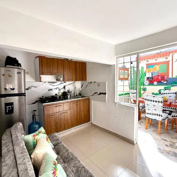 Casa 7 personas excelente ubicación parqueadero, hotel ad Armenia