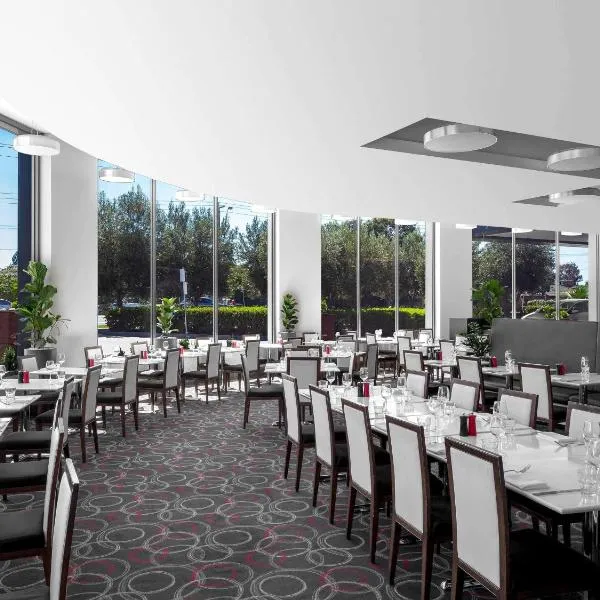 Mantra Melbourne Airport, отель в Мельбурне