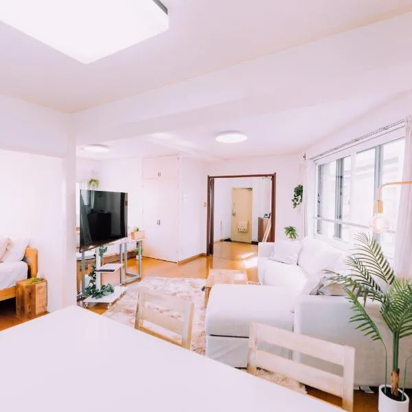 Spacious Hakata Apartment Walk to Hakata Station, hotel i Fukuoka