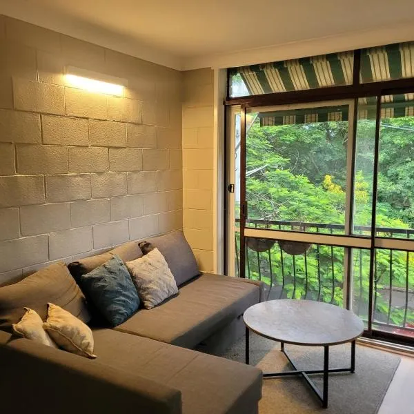 Breezy entire 2 bedroom unit top floor next to UQ、ブリスベンのホテル
