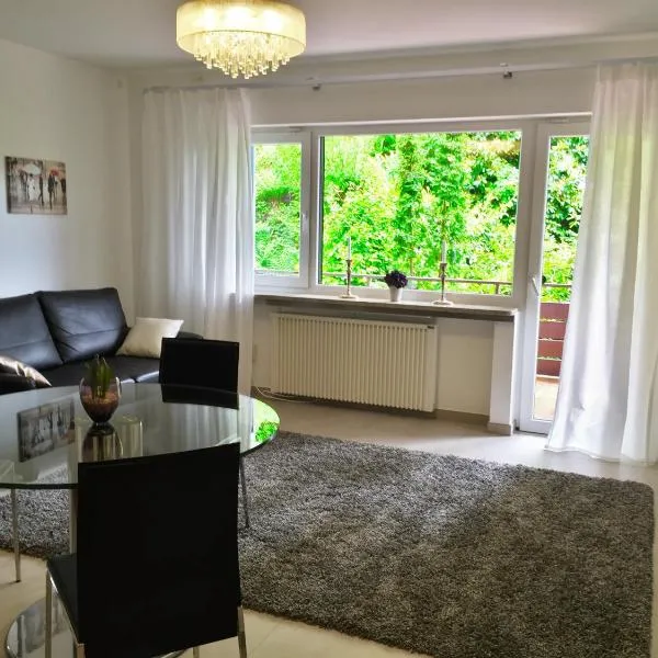 Apartment - zentrumsnah, eigener Parkplatz und großer Balkon ins Grüne, hotel in Baden-Baden
