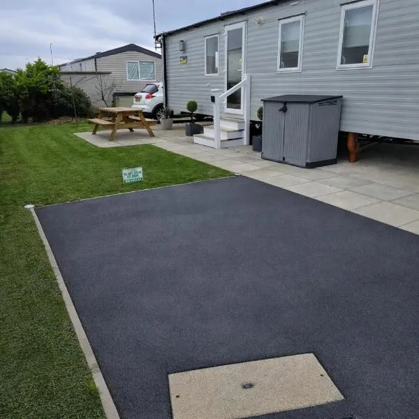 8 berth 3 Bedroomed Caravan Lyons Robin Hood Rhyl 17 Elm Crescent, Hotel in Meliden