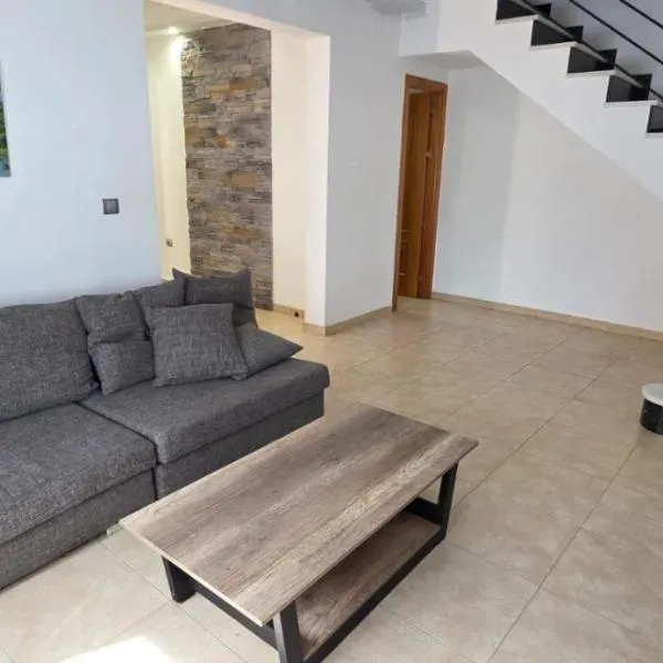 Triana house a 10 min Sevilla y cerca aeropuerto, 5 camas, sofá cama y 2 baños, hotel v destinaci Alcalá de Guadaira