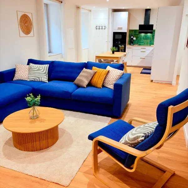 Le salon des voyageurs - Appartement au coeur du Centre Historique de Dole avec Terrasse, hótel í Dole