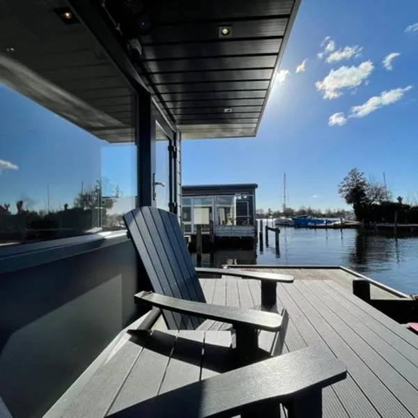 Poellodge, Luxe houseboot met zonnig terras, hotel i Aalsmeer