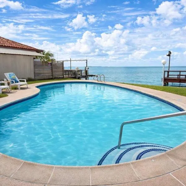 Bayfront w-docks & fish 3 Patios Prime Location, hotel v destinaci South Padre Island