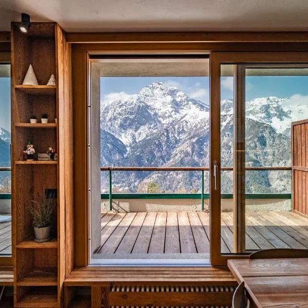Luxury 9-Bed Apartment Steps from Ski Slopes with Parking & Ski Box, hotell i Mollières