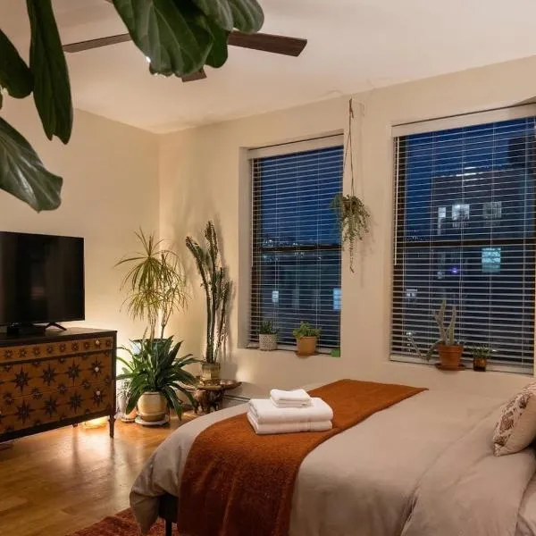 Sunlit Luxury 2BR Harlem Brownstone Retreat - Near Express Trains, hotel sa New York