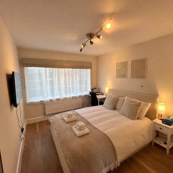 Room with private bathroom 5 min to Legoland & Windsor Castle - free parking and EV plug, viešbutis Vindzore