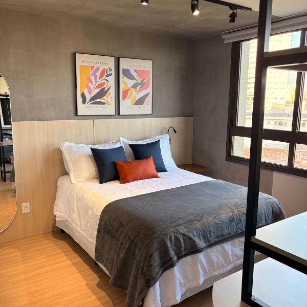 Studio moderno, perto de tudo com garagem e ar