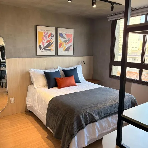 Studio moderno, perto de tudo com garagem e ar, hotel in Caxias do Sul