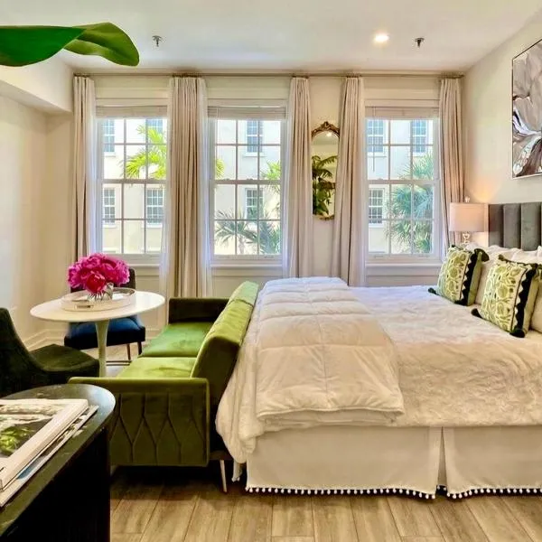 The Green Room - Pool View Studio with Parking Spot at 1920s Historic Residence on Palm Beach Island, hotel u gradu 'Palm Beach'