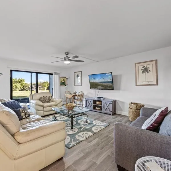 Newly Remodeled 2- Bedroom Ocean Front Condo – hotel w mieście Cocoa Beach