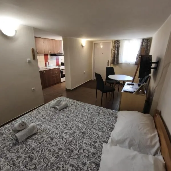 Kać में, होटल Cozy apartment for short term rent.